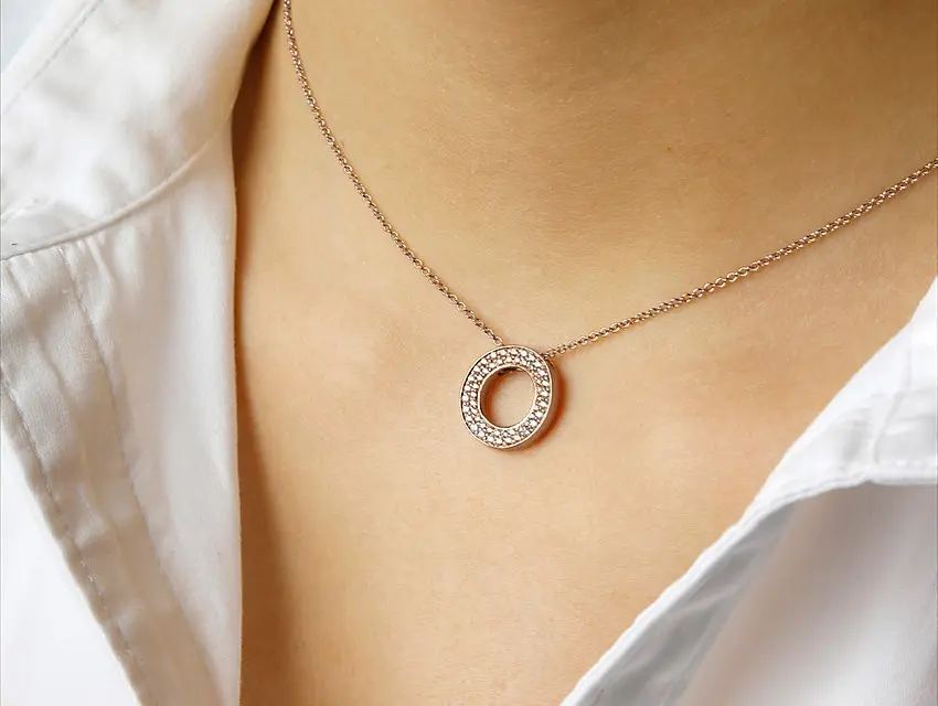 colgantes dorados de moda - Cómo colocar los colgantes para que no se enreden