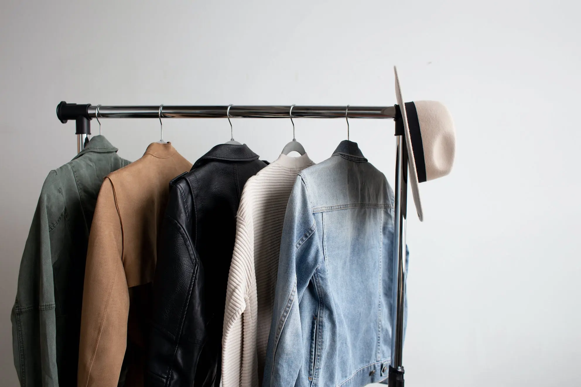 Moda minimalista para hombres: la elegancia de la sencillez - Cuántas prendas de ropa tiene un minimalista moda minimalista hombre - Cuántas prendas de ropa tiene un minimalista