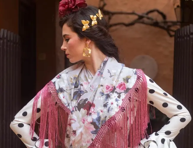 Moda en trajes de flamenca: la tendencia de las flores flamencas en 2023 - Dónde llevan el bolsillo los trajes de flamenca moda en trajes de flamenca - Dónde llevan el bolsillo los trajes de flamenca