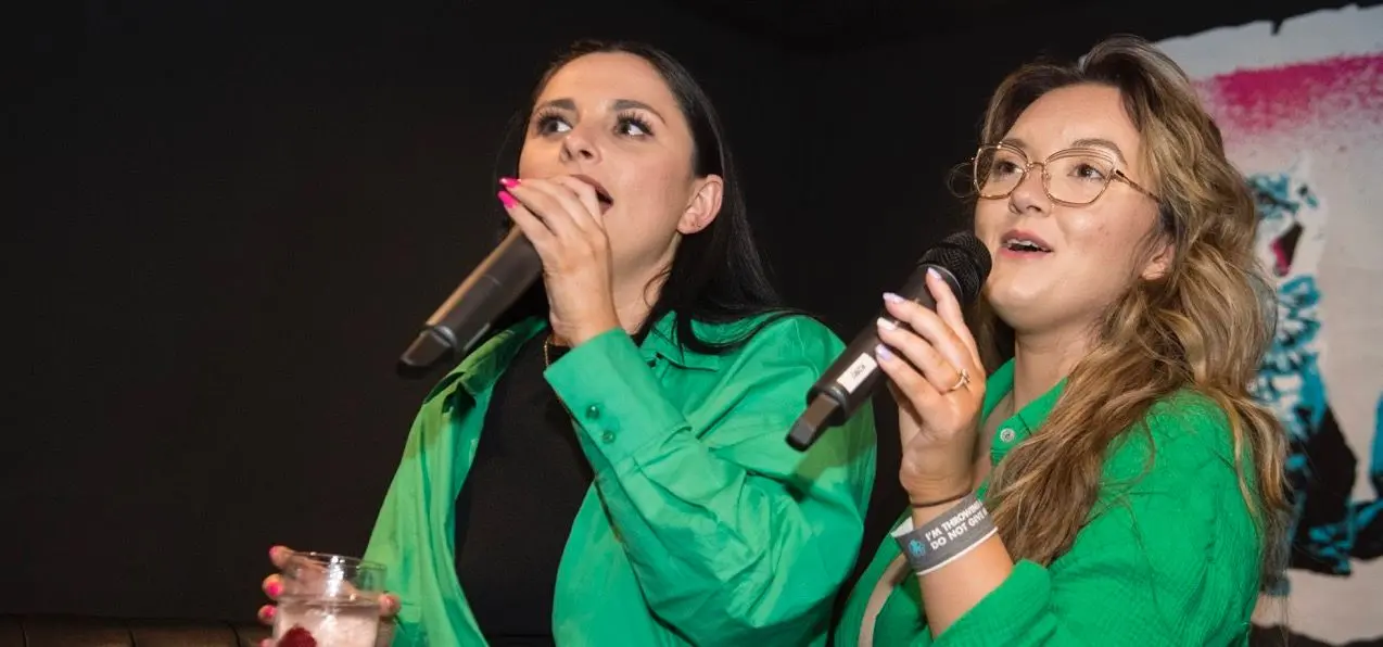 karaoke de moda en madrid - Que cantar en karaoke para mujeres