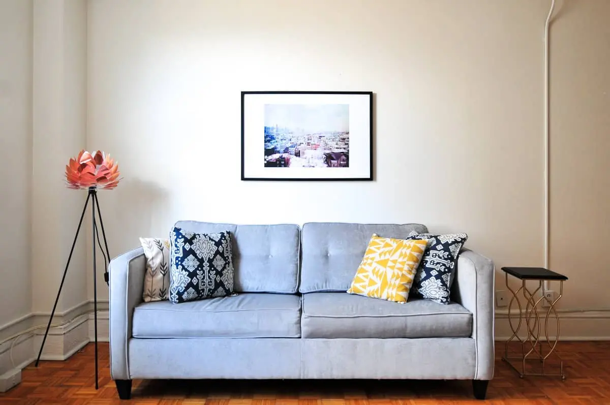 moda cojines para sofas - Qué color combina con un sofá beige
