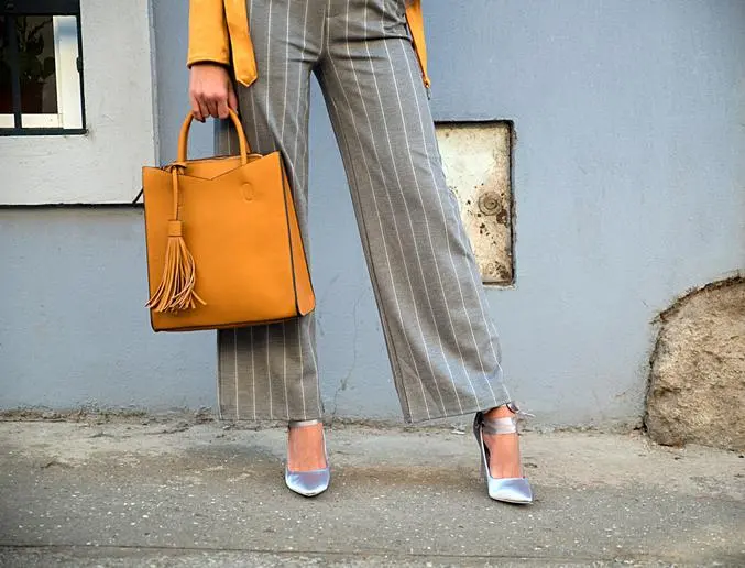 Moda hombre: Cómo combinar un pantalón gris con estilo - Qué color de suéter combina con pantalón gris moda hombre pantalon gris - Qué color de suéter combina con pantalón gris