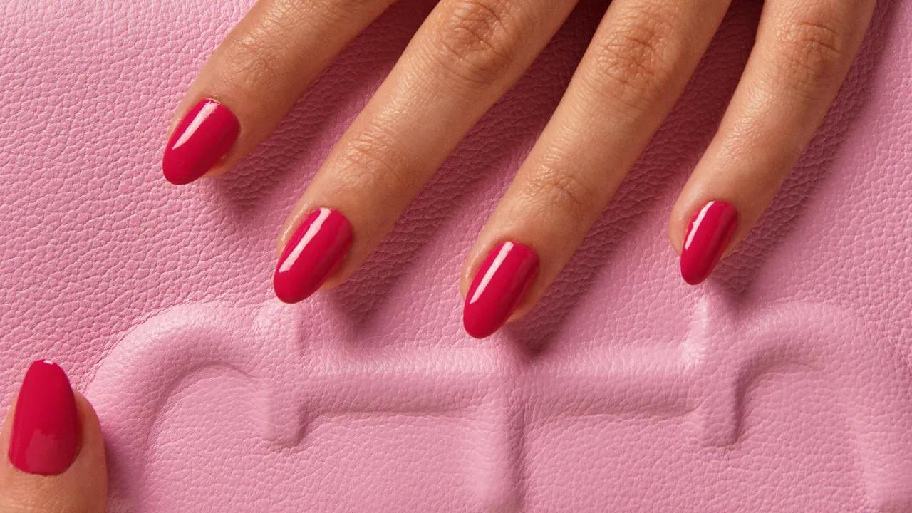 colores de moda para uñas cortas - Qué colores hacen parecer las uñas más largas