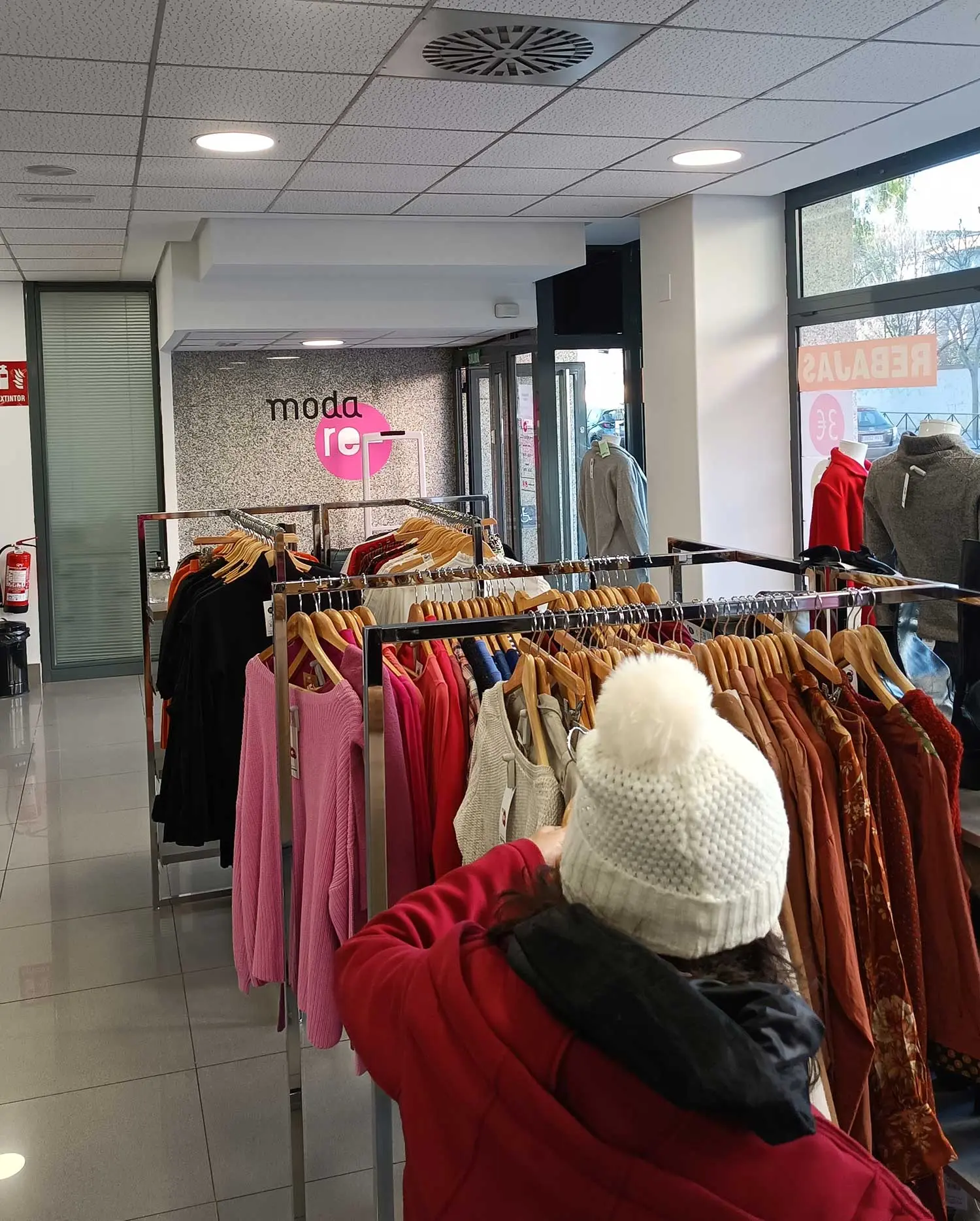 tienda moda re - Qué se hace con la ropa de Cáritas