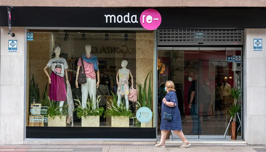 tiendas moda re cáritas - Que se puede echar en los contenedores de Cáritas