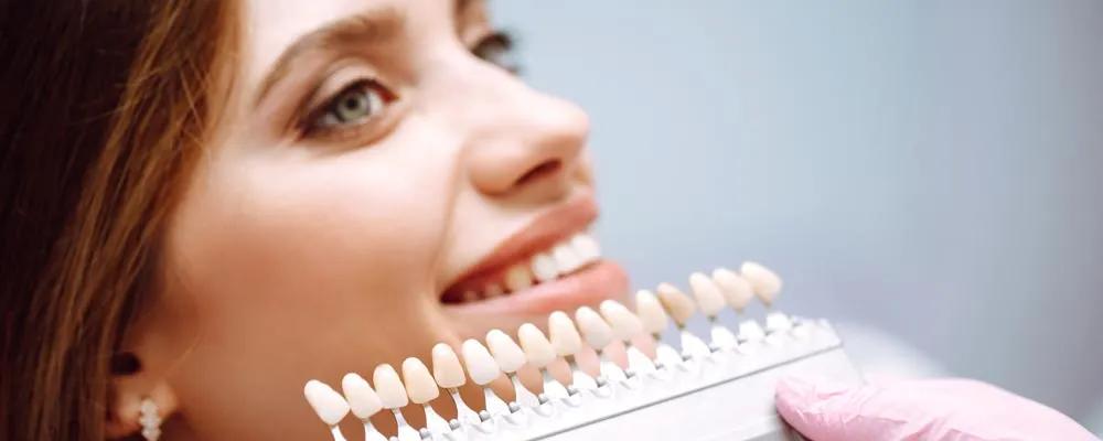 moda dientes de oro mujer - Qué tipo de dientes usan los famosos